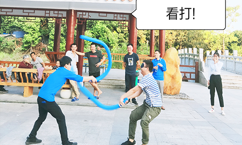 蒙眼互打棒 蒙眼互打棒